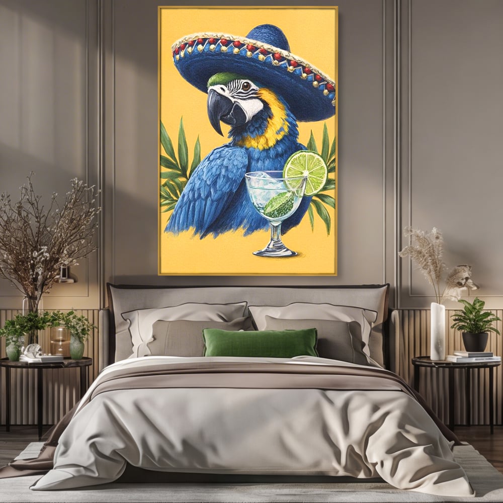 Tablou canvas cu tablou canvas cu papagal si sombrero, in rama de aluminiu auriu, pe perete intr-un dormitor